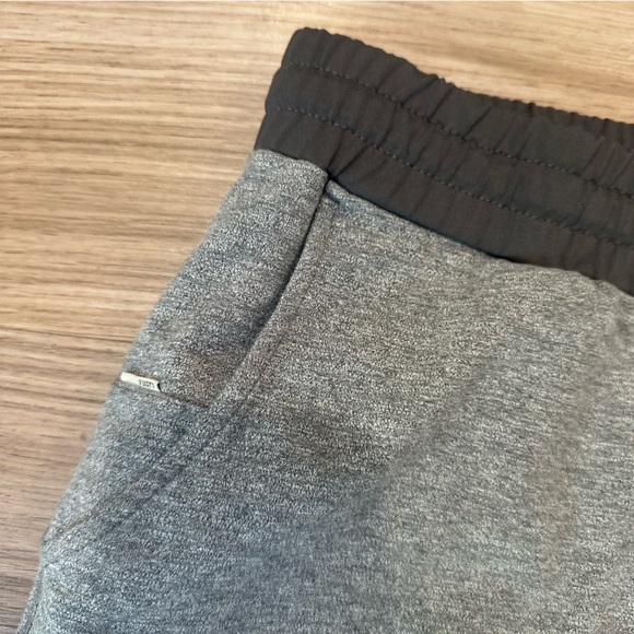 Vuori Men’s Balboa Joggers Sweatpants Grey Pants
Size Medium performance wear - Picture 6 of 8